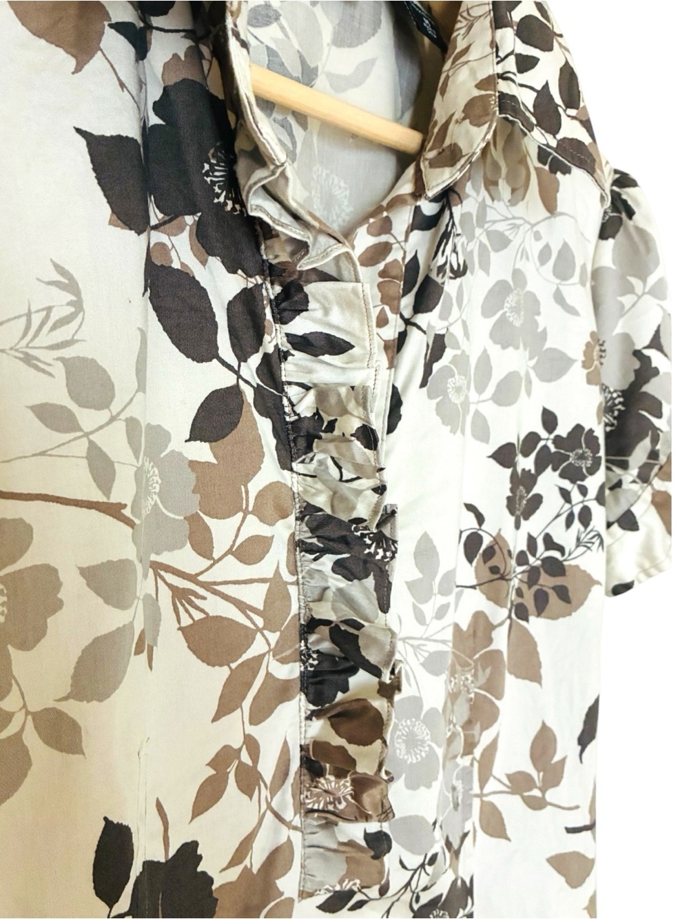 New York & Company Sz MEDIUM Cream Floral Short-Sleeve Ruffle Button Top Blouse - Picture 4 of 6